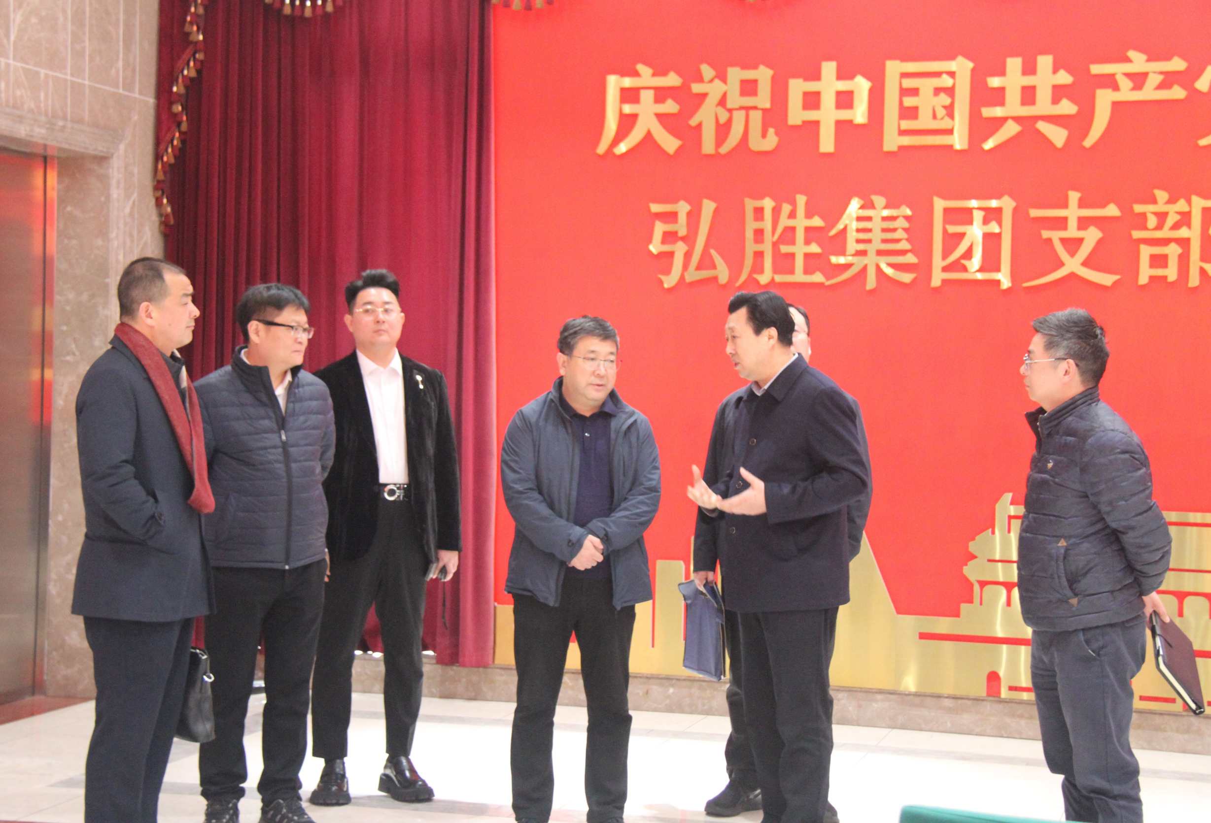 中國國家鐵路集團有限公司貨運部負責人周世暾、貨運價格處處長肖睿、貨運營銷處副處長何杰一行在中國鐵路廣州局集團貨運部主任張軼弘、副主任羅盛秋、廣深鐵路物流中心主任宋海濤、廣州鐵路物流中心總經(jīng)理魯尚鋒的陪